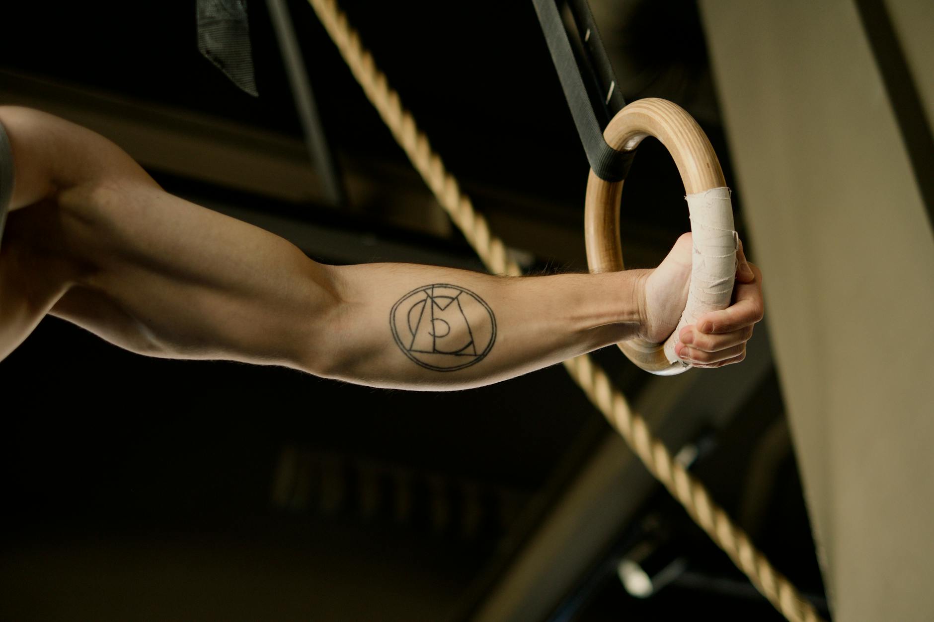 Bicep strength icon.